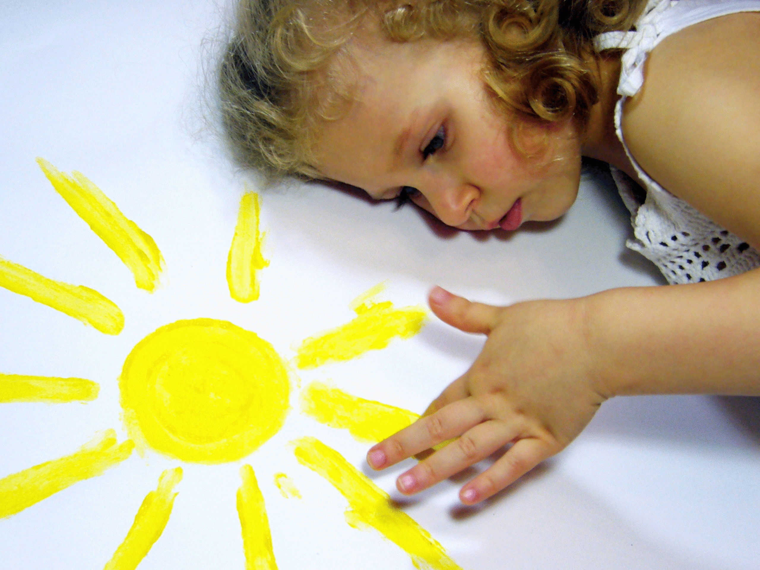 Не отнимайте солнце у детей слова. Дети солнца. Рисуем с детьми. Дети рисуют солнце. Ребенок рисует солнышко.
